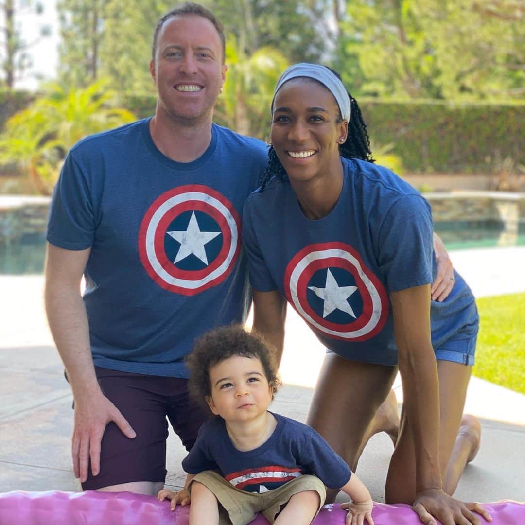 フォルケ・アキンラデウォのインスタグラム：「Best we could get with an active toddler! ❤️🤍💙」