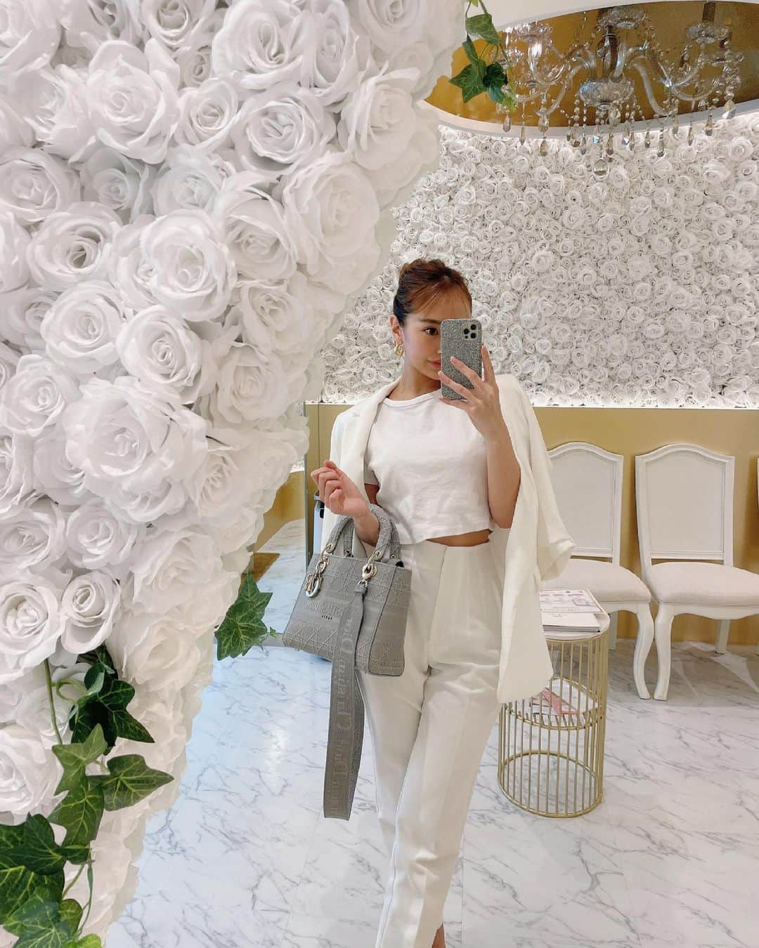 のインスタグラム：「めちゃくちゃかわいすぎる空間 @bellefeelclinic  に行ってきました🧖🏾‍♀️🤍  ほんまでっかTVの美肌評論家でも 有名な @dr.hyodo先生の元へ✌︎  丁寧なカウンセリングでより美の意識高まった💗💗💗  美肌ケアがんばる🥺🥺  . 先生が監修してるヒト幹細胞培養液を配合してるスキンケアをGETしたのでこれから頑張って美肌目指していきます🤍🤍🤍 @dr.pia_official」