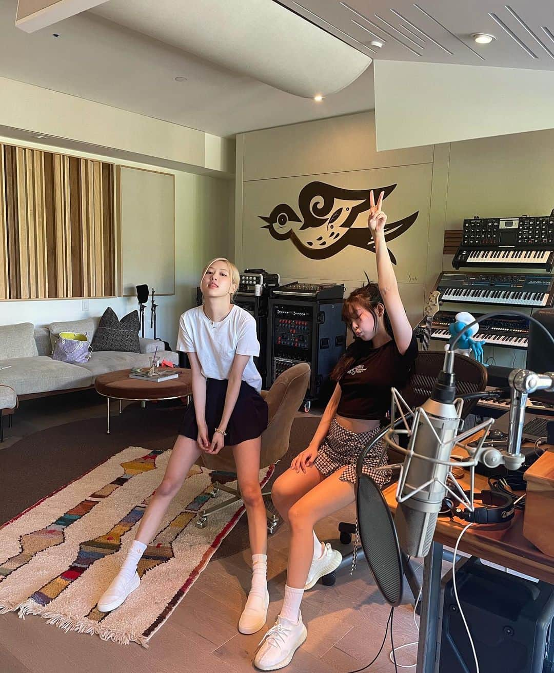 ジェニーさんのインスタグラム写真 - (ジェニーInstagram)「🐿🐻 in the studio」7月7日 12時03分 - jennierubyjane