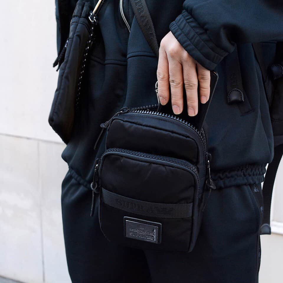 SUPRA TOKYOのインスタグラム：「. YEAR: 2019 ''SUPRA × MAKAVELIC'' 2WAY CROSS-TIE POUCH BAG JAPAN EXCLUSIVE  Archive Sale LIMITED QUALITY Available Online Store  #supraforever #supratokyo #makavelic  #bag #pouch」