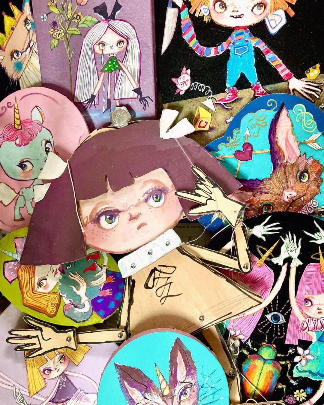 チアキコハラのインスタグラム：「2021年7月7日　七夕🎋✨🌈 大雨です☔️３５歳になりました✨✨　どうなっちゃうんでしょうか私。笑 色々とあって、この1年は がらっと環境が変わる年になりそうです。初めての事も沢山あると思うけど、みんなもわたしも ワクワクと幸せが多い1年になりますように🙏☺️✨🌈super hug🌈 💜chiakikohara💜 . #誕生日です #7月7日生まれ #illustration #artist#artwork  #七夕 #久しぶりの投稿 #cat #collage #acrylicpainting #art #ライブペイント #作品いっぱい作るぞー 🌈」