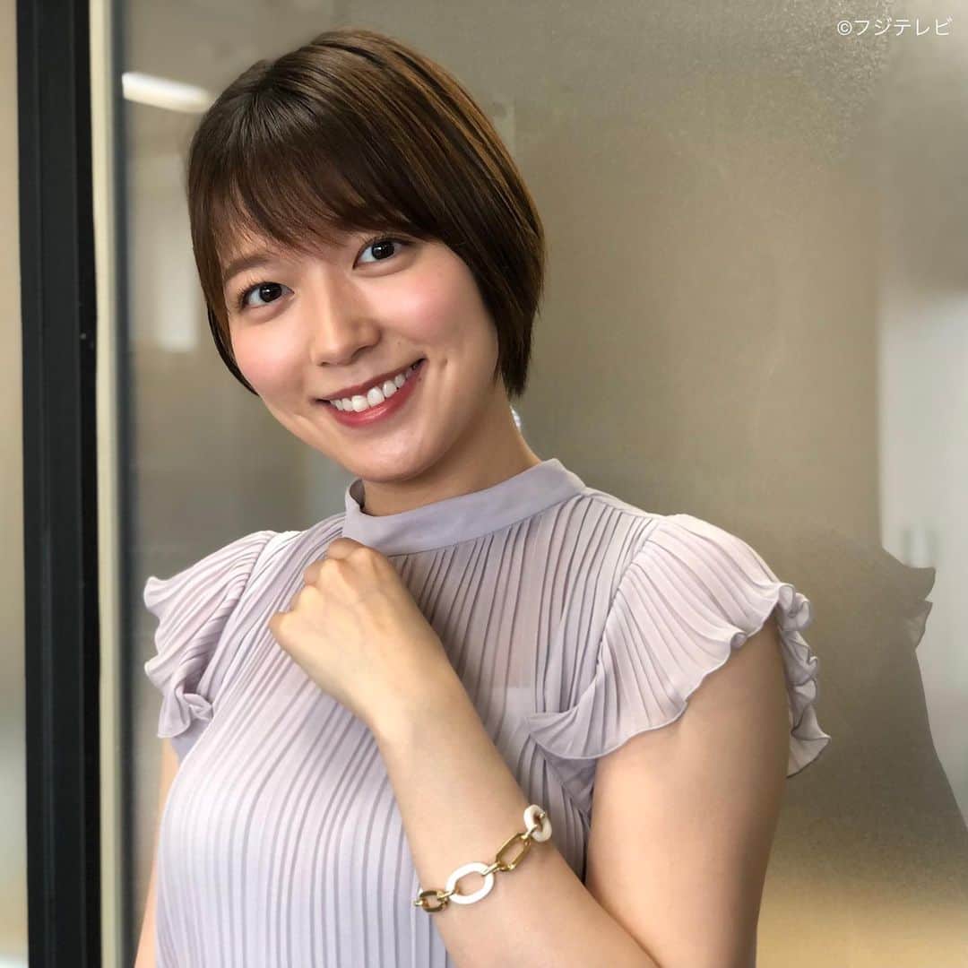 のインスタグラム：「7月7日(水)  ファッション雑誌CanCamとコラボした お天気コーナー「きょう何着て行く？」 阿部華也子の毎日のコーデを紹介♪  【きょうのコーデ】 ブラウス→#MERCURYDUO ９３５０円 ベルト付きパンツ→#アプワイザーリッシェ １万８７００円 靴→#銀座かねまつ ２万９７００円 ブレスレット→#Phoebe ３９６０円  【コーデのポイント】 プリーツブラウスで上品な華やかさをGET💐 顔まわりをパッと明るく見せてくれるので オンライン会議にもぴったりです👩🏻‍💻✨ じめじめとした日はアイスブルーのワントーンに 足元で白を差して清涼感たっぷりに💠🤍  #めざましテレビ #きょう何着て行く？ #阿部華也子 #今日のコーデ#コーデ#CanCam #今日のファッション#ootd #きょう何着て行く？は月〜金朝6時22分ごろ放送📺 #スタイリストたなべさおり」