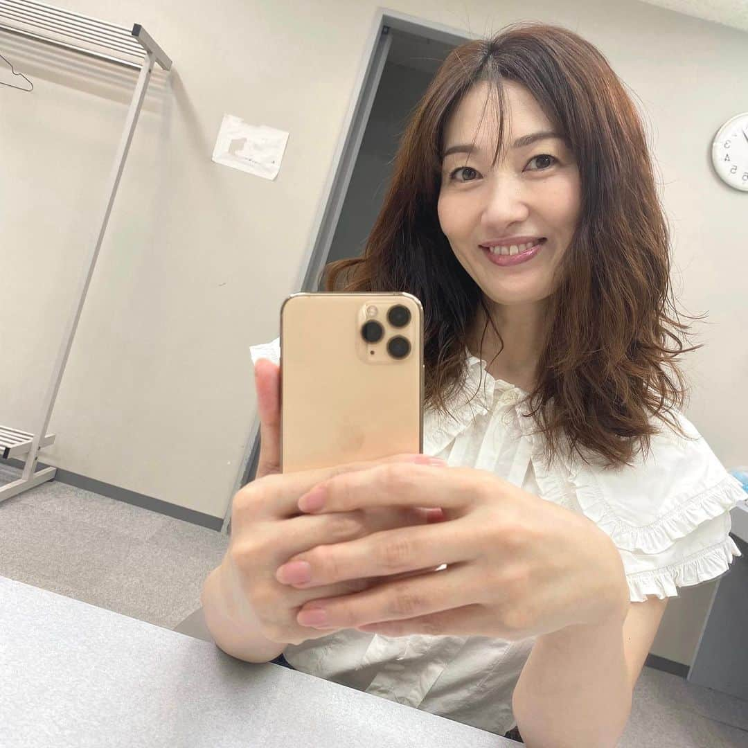 梅本理恵さんのインスタグラム写真 - (梅本理恵Instagram)「after撮影🤍 ⁡ before、afterって 昔から大好き。 誰かがよりよい方向に変化する。 それを見るのが 好きなんです。 一緒に喜びを分かち合いたい🤍 ⁡ 今日は私の変化。 もはや進化したかも⁈笑 ⁡ 今の自分が必要としているもの。 気づいて、タイミングよく取り入れる。 体に取り入れるもの、大事〜♡︎ あたりまえだけど、 改めてね、気づく。 ⁡ 今日も感染予防対策をして安心な環境下、 楽しい撮影をありがとうございました！ ⁡ ⁡ ⁡ ⁡ ⁡ ⁡ #光文社 #美st#セレスト #セレstory #撮影 #撮影オフショット #イキイキ#キラキラ#美肌#抗老化 #健康 #エイジングケア#はんなり #美魔女 #美魔女コンテスト#梅本理恵#美魔女モデル #アラフォー #アラフィフ#美容 #美活 #team美魔女9期生 🤍」7月7日 22時55分 - rie___12ki