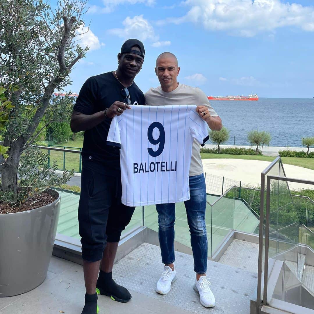 ギョクハン・インレルのインスタグラム：「Dünyanın en iyi golcüsü aramızda 🤗⚡️💙 #hayırlıuğurluolsun」