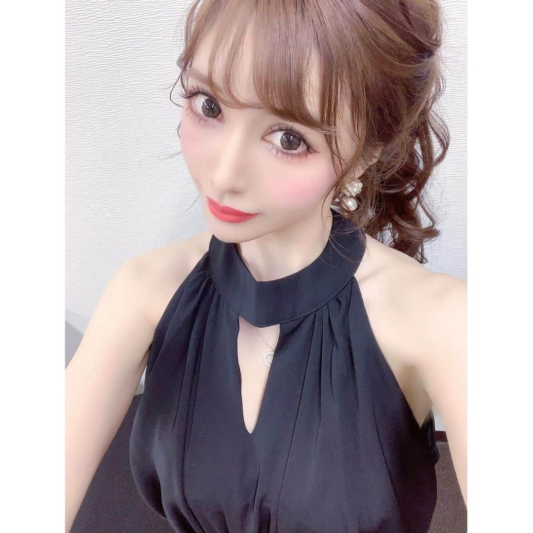 水輝聖羅のインスタグラム：「. . ささのはさ〜らさら〜🎋👼🏻💕🌟💕 . . アンククロス関内店でカラーとトリートメントしていただきました🥰💗🎀💗 . . 担当は新しく店長になったまあやさんです४*ପ꒰⑅•ᴗ•｡꒱໊੭♡♩💕💕🌟 . . とーっても綺麗なカラーにしていただいて、トリートメントもさらっさら💞💞💞 . . まあやさん神すぎました👼🏻💗🌼💗 . . ありがとうございましたぁ🥰💞💗💞 . . カラーは最近ずっと暗めにしていただいてるんですが、とーってもお気に入りです👼🏻🎀💞🎀 . . そして着ているお洋服はROSEtteちゃん〜💗💗💗 . . 今週末からSALE始まりまぁす🧸💗🎀💗 . . アリアナちゃんロンパース🖤かわいすぎてヘビロテです(〃>▽<〃)/*🖤♥️🖤 . . ちょっぴりセクシー💄なかんぢ♥️🖤♥️ . . おすすめちゃんですっっ♥️👼🏻♥️ . . #ankhcross関内店　#アンククロス　#ankhcross #newcolor #summer #七夕 #selectshoprosette #七夕🎋　🌟🎋🌟💞🎋🌟💞🎋🌟💞🎋🌟💞」