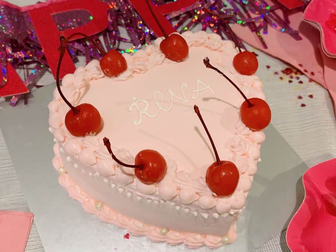 莉奈さんのインスタグラム写真 - (莉奈Instagram)「さ、おやすみなさい🍒♡ #cake」7月7日 23時43分 - rinascollage