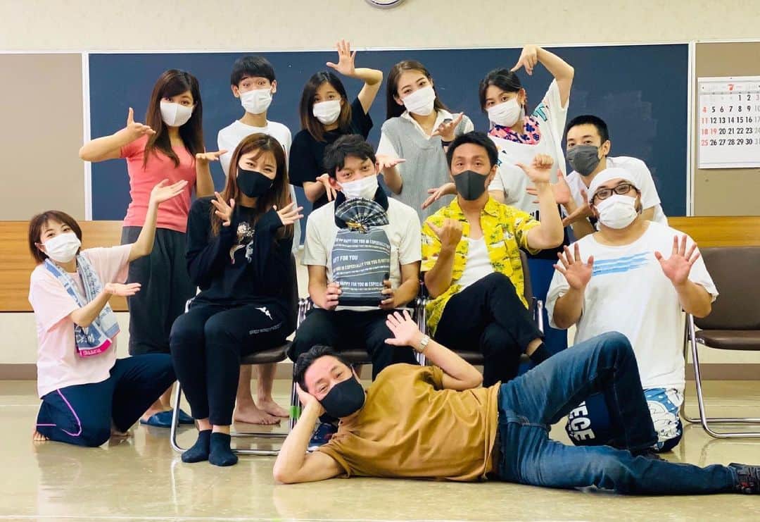 川又咲のインスタグラム：「. . 今日もとっても暑かった〜 稽古楽しいです☺︎ 無事に本番が迎えられるといいな。 みんなで先輩2人のお誕生日をお祝いできましたっ . #愛でる心 #舞台 #actress #fun #summer #happy #birthday #followｍe」