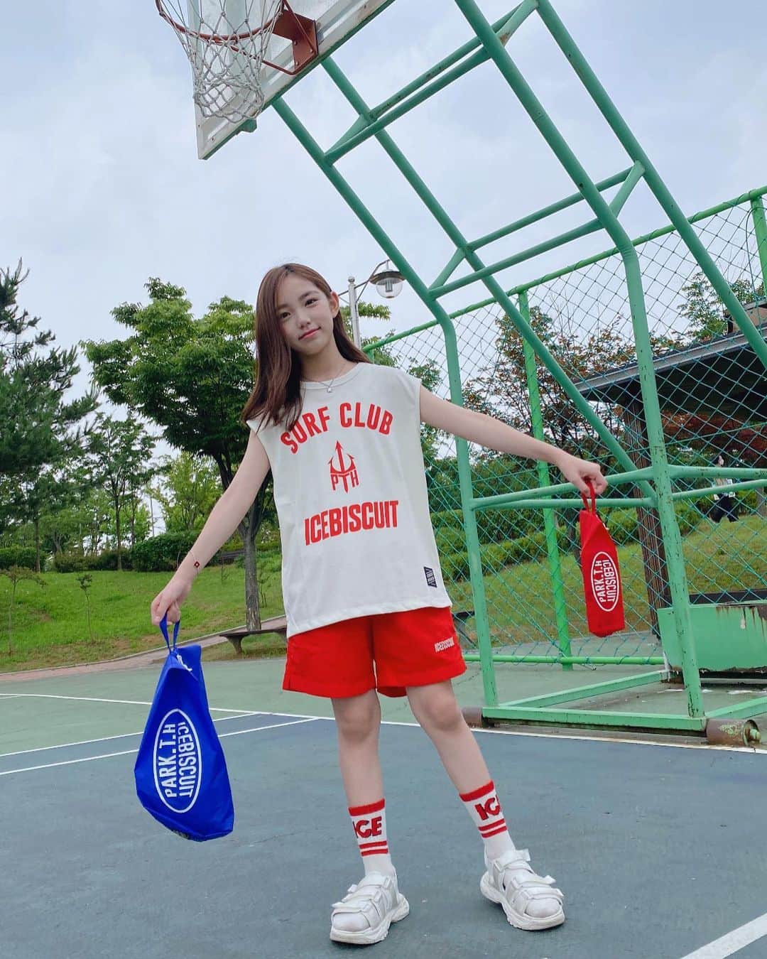 ウンチェさんのインスタグラム写真 - (ウンチェInstagram)「#협찬   컬러 조합 완전 취저🌈 흐린 날씨 뿌셔💥  박태환x아이스비스킷 콜라보 제품이라는 사실☝🏻  ❤️본 콜라보 제품은 와디즈 단독 판매이며, 7월 14일까지 와디즈 사전알림 신청하면 단독 혜택 및 사은 혜택 빠르게 확인 가능하답니다 !  💛와디즈 구매(펀딩참여)한 모든 분들의 이름으로 초록우산 어린이재단에 기부 된다고 해요 !  💙펀딩 기간 : 7월 14일~7월 21일, 단 일주일동안 진행 !   #OOTD #ICEBISCUIT #아이스비스킷  #딸스타그램 #초딩스타그램 #화요일 #일상 #키즈모델 #주니어모델 #아역배우 #이은채」7月7日 15時27分 - __leehye