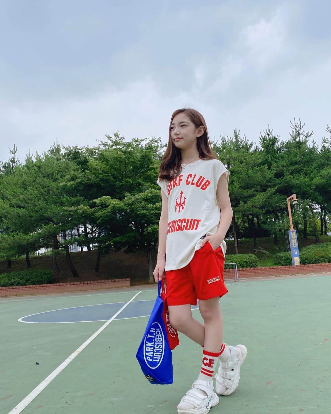 ウンチェさんのインスタグラム写真 - (ウンチェInstagram)「#협찬   컬러 조합 완전 취저🌈 흐린 날씨 뿌셔💥  박태환x아이스비스킷 콜라보 제품이라는 사실☝🏻  ❤️본 콜라보 제품은 와디즈 단독 판매이며, 7월 14일까지 와디즈 사전알림 신청하면 단독 혜택 및 사은 혜택 빠르게 확인 가능하답니다 !  💛와디즈 구매(펀딩참여)한 모든 분들의 이름으로 초록우산 어린이재단에 기부 된다고 해요 !  💙펀딩 기간 : 7월 14일~7월 21일, 단 일주일동안 진행 !   #OOTD #ICEBISCUIT #아이스비스킷  #딸스타그램 #초딩스타그램 #화요일 #일상 #키즈모델 #주니어모델 #아역배우 #이은채」7月7日 15時27分 - __leehye