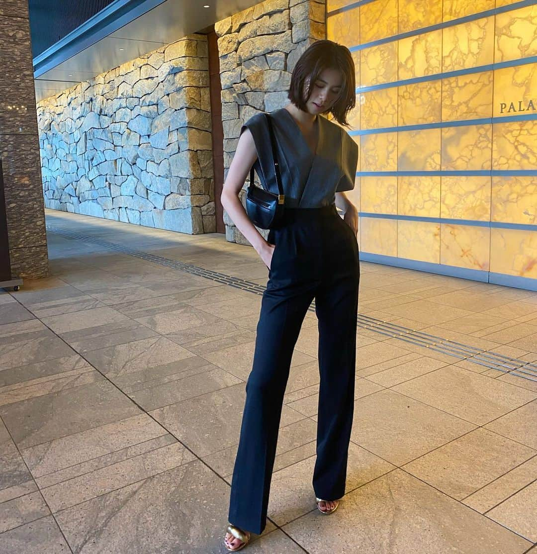 佐藤晴美さんのインスタグラム写真 - (佐藤晴美Instagram)「今日の私服。  jumpsuit @maisonmargiela  bag  @burberry  shoes @gianvitorossi   #今日七夕だ #お願い事何にしようかにゃ🐈」7月7日 15時57分 - sato_harumi__official