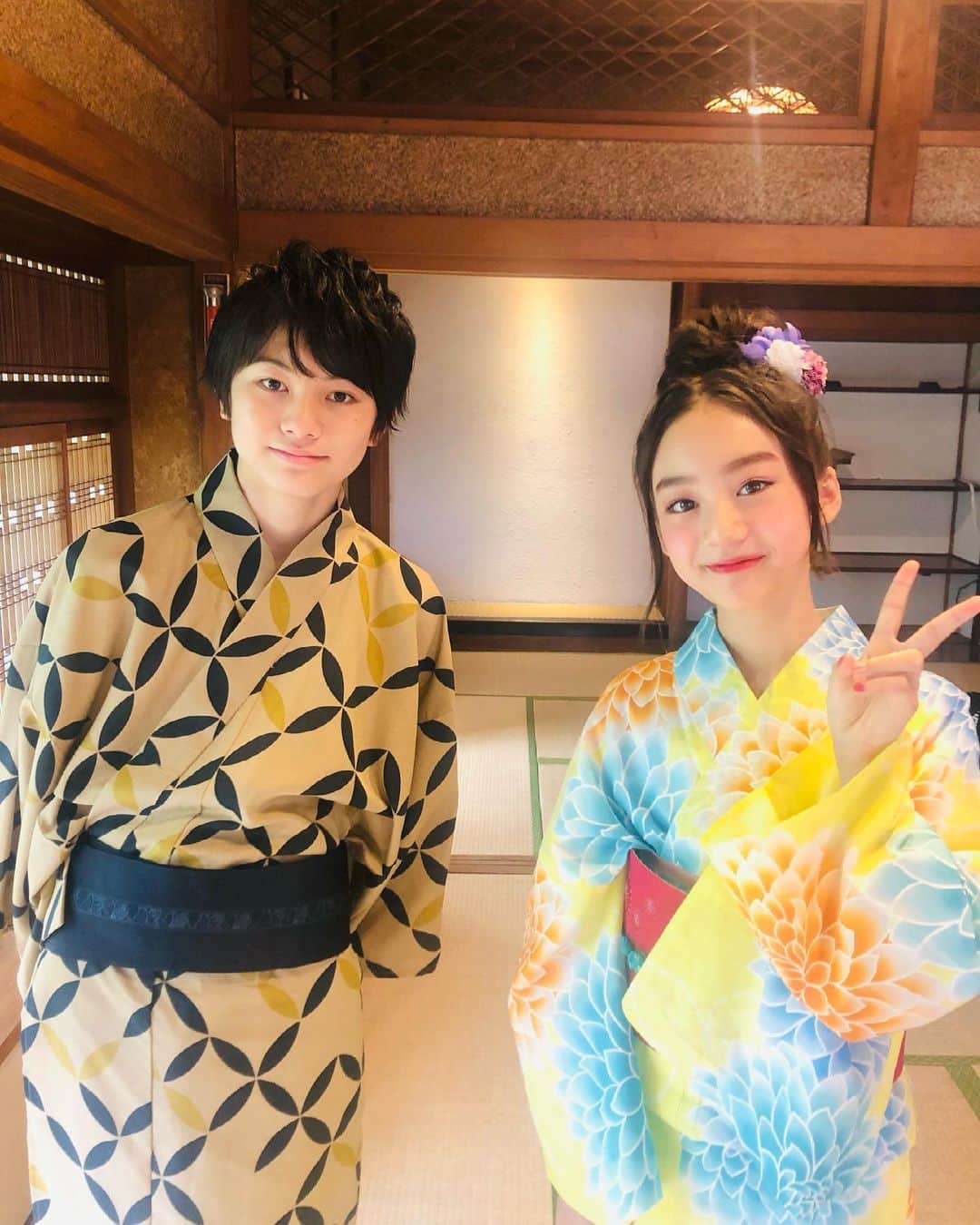 ニコ☆プチのインスタグラム：「🎋🐈‍⬛👘  七夕ということで浴衣企画のオフショット📸  お団子屋さんの看板娘・ユメナのひと夏の物語🍡 メン㋲シュンの役どころとは…🐈‍⬛!?  ぜひ誌面でチェックしてみてください🙆🏻‍♀️✨  #飯尾夢奏 #本田旬 #七夕 #浴衣」