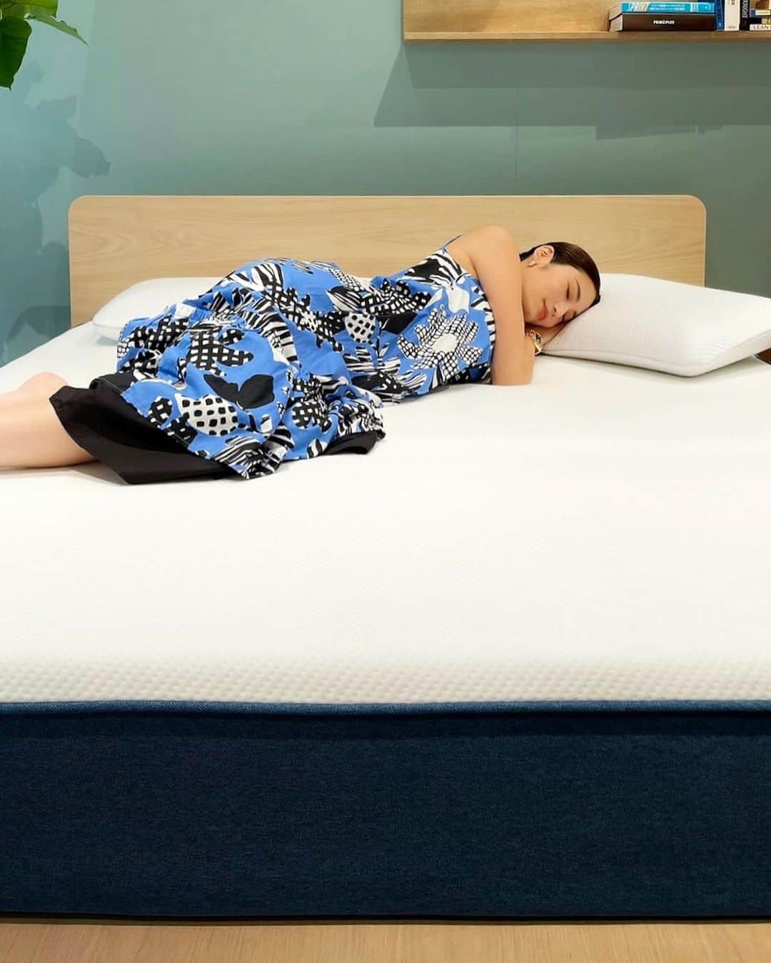 島袋聖南さんのインスタグラム写真 - (島袋聖南Instagram)「コアラマットレスのショールームに遊びに来ました。 実際にマットレスに寝させてもらって、凄く快適で包まれ感と安定感があったよ☺️ 睡眠の質が上がりそう😌🌙 しかも感動したのが、マットレスを１つ購入するとコアラが１匹保護されるという活動もされているんだって🐨🤍 マットレスのみ10,500円オフになるクーポンもあるので、気になる方はぜひＨＰなどご覧ください✨  クーポンコード 【seina4444_koala】 #コアラマットレス #コアラのある生活 #マットレス #sponsored #睡眠 @koala.jp」7月7日 17時02分 - seina4444