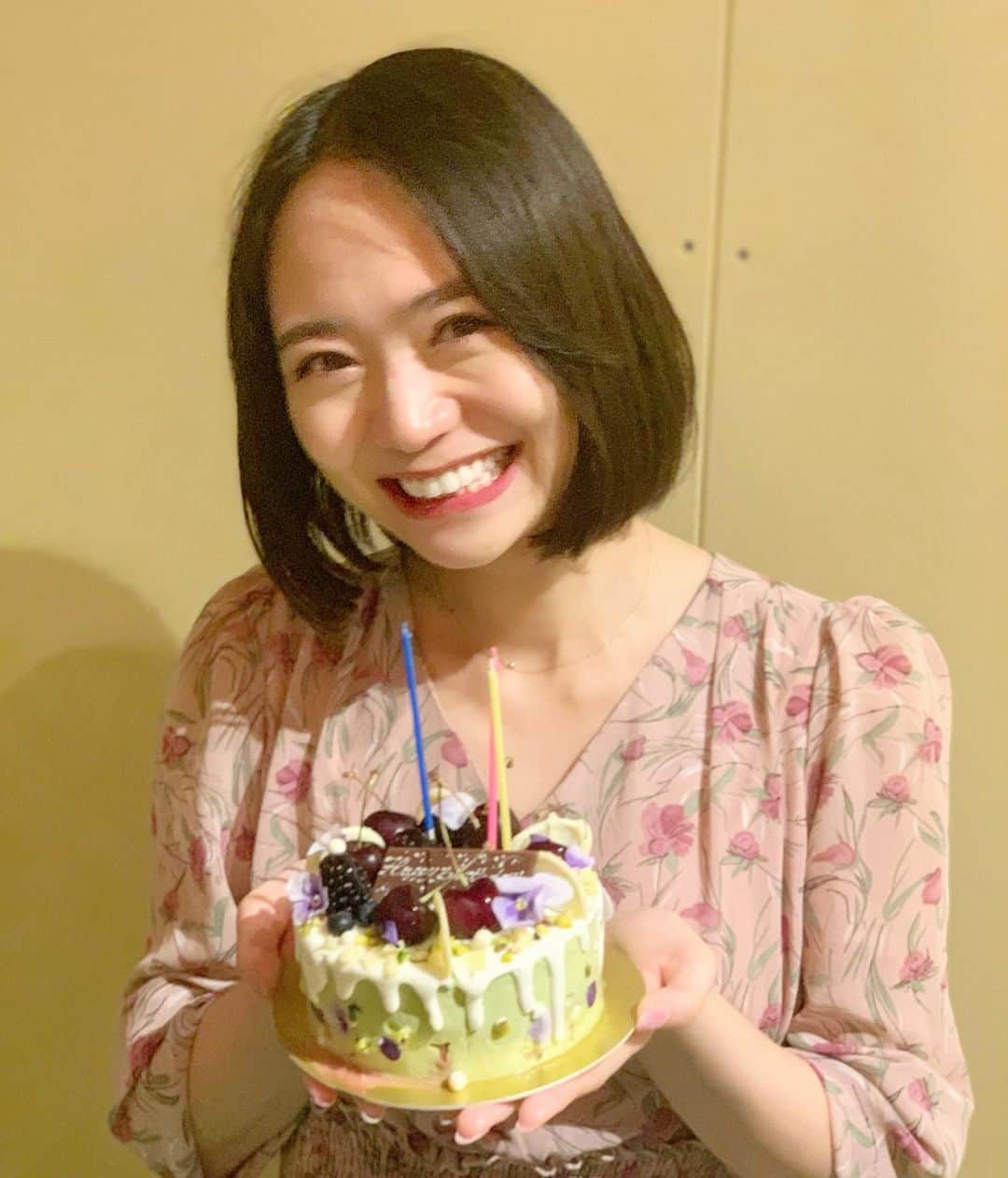 緑川静香のインスタグラム：「今年も大好きなケーキをたくさん食べられて幸せでした❤️❤️❤️ ⁡ 歳を重ねるのは複雑ですが、お祝いしてもらえると幸せです😌 皆様のメッセージも嬉しかったです💕 ⁡ 毎年恒例のママからのケーキも載せとく🥰 静香が漢字だ、可愛い、うふふふ ⁡ #birthdaycake #birthday  #憧れのホールケーキ #大好きなチョコレート #今日は七夕らしい #雨嫌いじゃないけど #今日だけは #雨降るなぁぁ #彦星様と織姫様が逢えますように❣️」