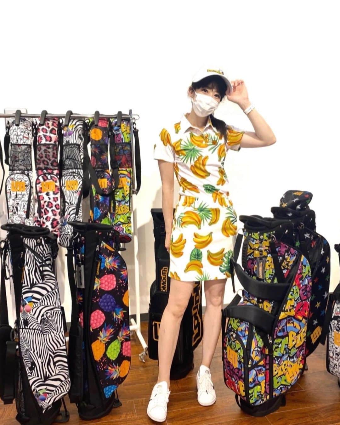 土屋香織のインスタグラム：「⛳️.𝕃𝕆𝕌𝔻𝕄𝕆𝕌𝕋ℍ 2022ss展示会  @loudmouth_japan_official  バナナ柄のセットアップがあまりにも可愛くて🍌💕 普段はシンプルで大人しめなのを選びがちだけどゴルフウェアは華やかなの元気があっていいなぁって⸜(๑⃙⃘'ᵕ'๑⃙⃘)⸝⋆︎*これオーダーしてきました☺️お揃いのサンバイザーも展開予定だそうで、来年の春が楽しみです♡モックネックのトップスとか着回し力高いスカートキュロットも☺️ . ラウドマウスはアメリカ西海岸サンフランシスコが発祥🌴 やんちゃで遊び心がありながら 上品で派手！がコンセプトのハリウッドセレブをはじめとしたアメリカンセレブ御用達ブランド✧︎*。 「どうしてゴルフのパンツは黒色やカーキ色ばかりなんだろう？」という創業者であるスコット・ウッドワースのそんな素朴な疑問から始まりました。 . 他にも可愛いのがいっぱいで♡ オーダーしたアイテムが届いたらまた載せますね❣️ 展示会に行くのもなんだかとっても久しぶりで わくわくしました☺️ ゴルフ頑張ろうっと🏌️‍♀️✧︎*。 . . . #loudmouth #ラウドマウス #ラウドマウスコーデ #ゴルフ #ゴルフ女子 #ゴルフウェア #golffashion #golf #golfstagram #golflife #golfgirl #golfwear #golfshot #打ったら走る #instarunners #バナナ #🍌 #ゴルフ女子コーデ #ゴルフ男子 #ゴルフバッグ #ゴルフ好き #ゴルフ好きな人と繋がりたい #ゴルフファッション」