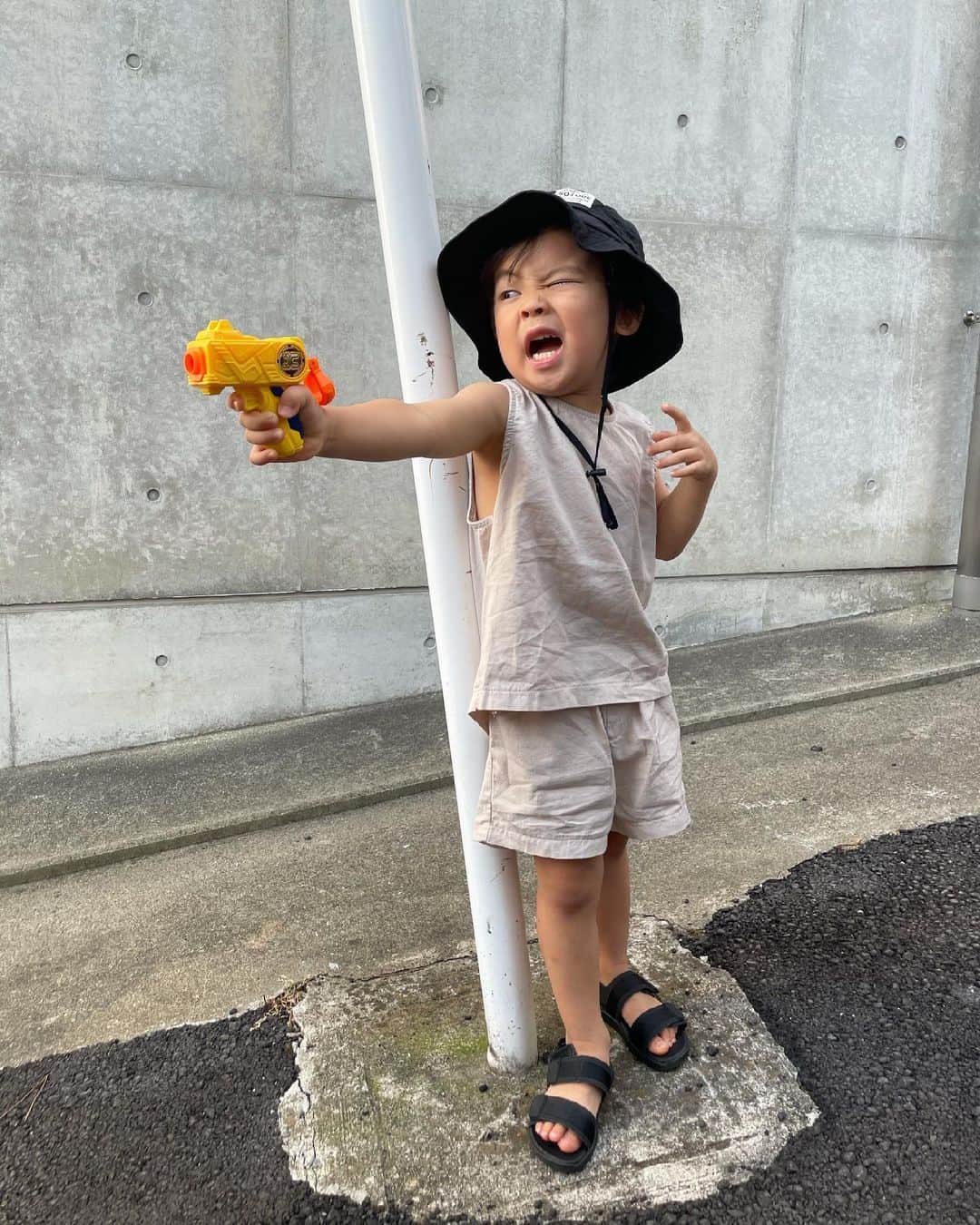 春名亜美さんのインスタグラム写真 - (春名亜美Instagram)「前方に…すんごい強い敵がいるみたいです。  柱にもたれかかり、片目を瞑って、銃を構える。  やってることは完璧にカッコいい。  #ただ体型が伴ってないだけ #ヴィンチェンツォカサノがやったらみんながキャーってなるシーン #ドンマイ」7月7日 17時28分 - amiharunaami