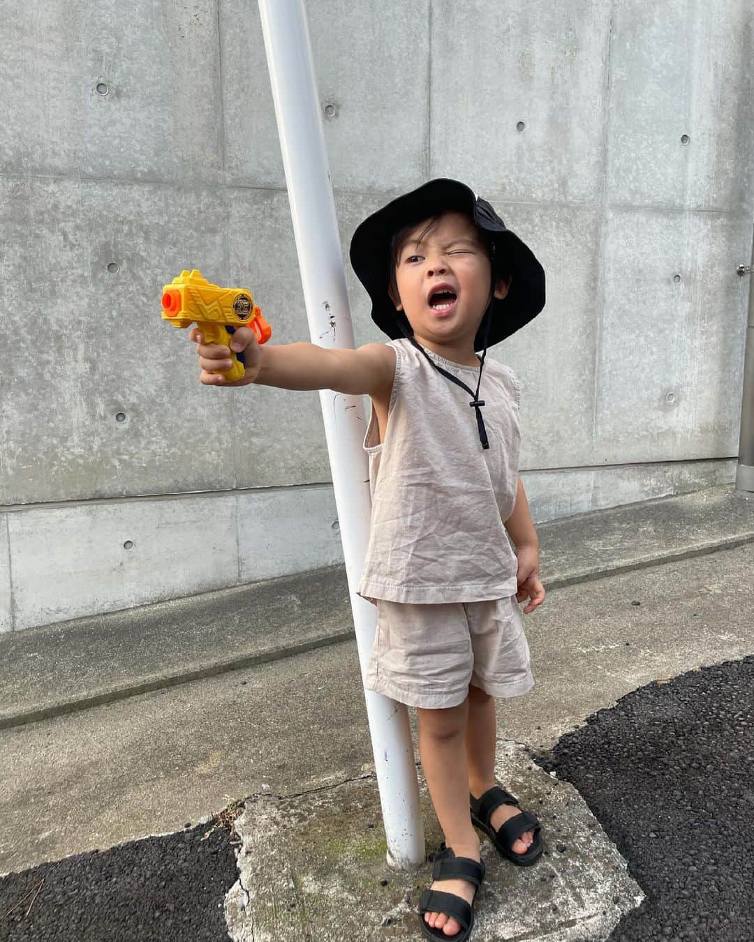 春名亜美さんのインスタグラム写真 - (春名亜美Instagram)「前方に…すんごい強い敵がいるみたいです。  柱にもたれかかり、片目を瞑って、銃を構える。  やってることは完璧にカッコいい。  #ただ体型が伴ってないだけ #ヴィンチェンツォカサノがやったらみんながキャーってなるシーン #ドンマイ」7月7日 17時28分 - amiharunaami