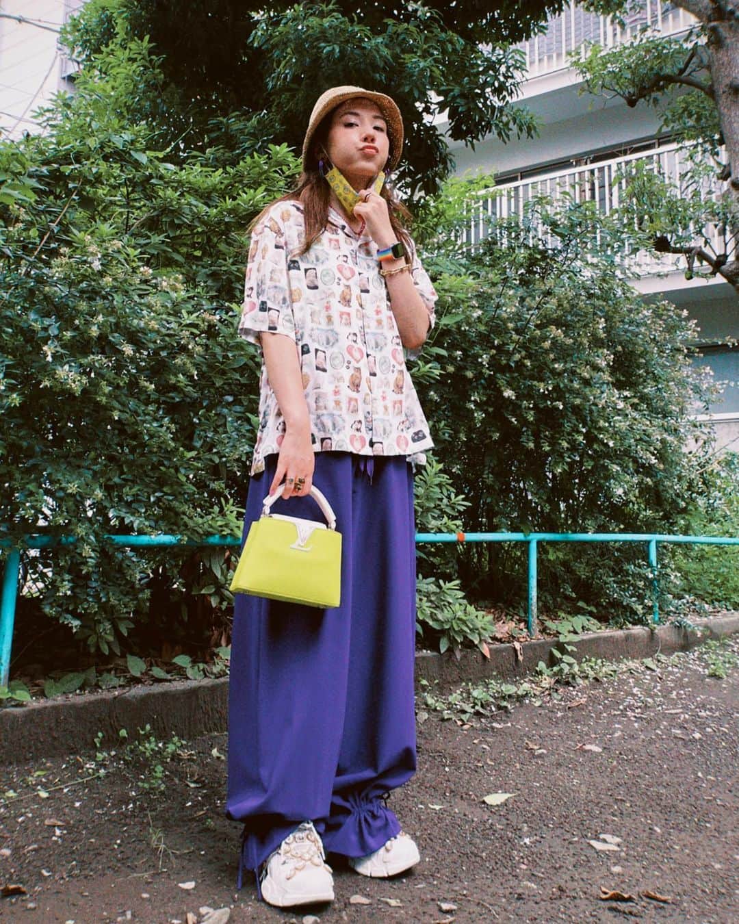 仲里依紗のインスタグラム：「💛💛💛 蒸し暑すぎて全く笑えない😂 だから可愛いバッグ👜🌼持って自分自身のご機嫌取らなきゃ😂🔥 . 👜🌼@louisvuitton #Capucines」