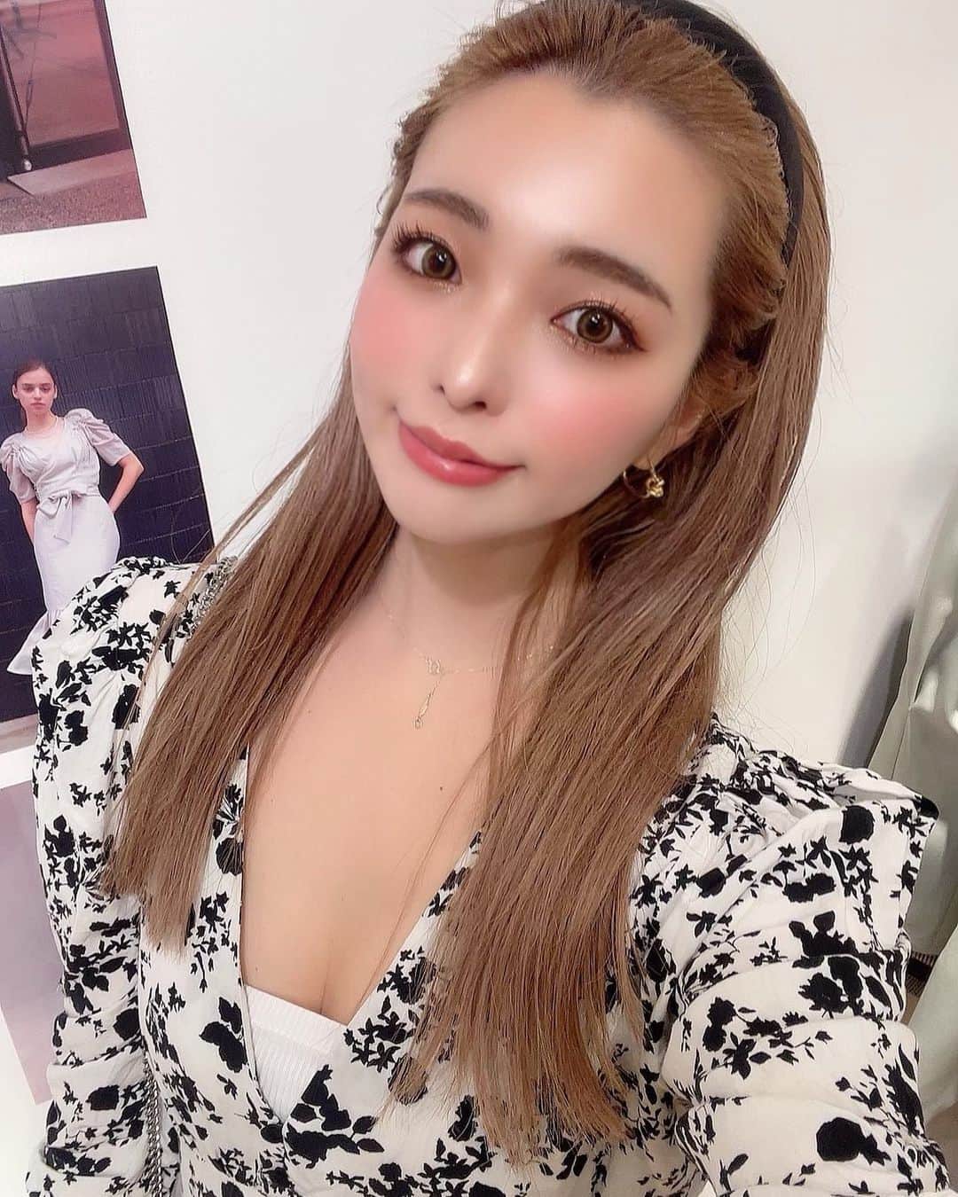 Hitomiのインスタグラム：「❤︎  最近毎日忙しくて楽しいなあ〜❤️ みんな毎日楽しんでいるかな😚  この前モデルもさせてもらっている 　@royalparty_official ロイヤルパーティさんの 展示会に行ってきたよーー🧡 可愛い洋服たくさんで目移りしちゃった🥺 お洋服届くの楽しみー💕💕  ネックレスが反対になってるのは気にしないでね😂 よくあること。🤦‍♀️笑  #cyberjapan #cyberjapandancers #サイバージャパン　#サイバージャパンダンサーズ #ロイヤルパーティー #royalparty」
