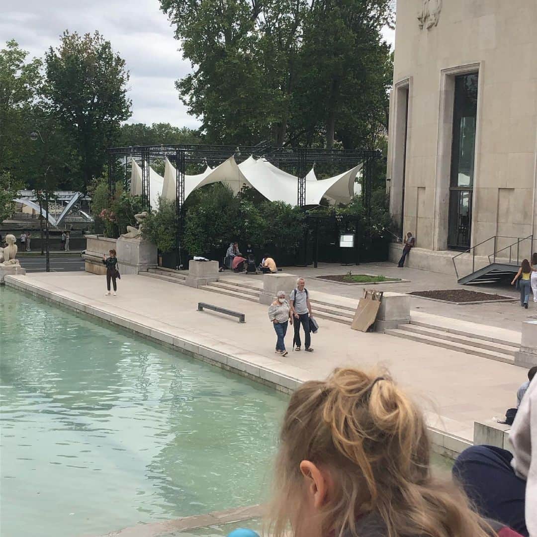 雨宮塔子さんのインスタグラム写真 - (雨宮塔子Instagram)「先日お伝えしたサラ・ムーン展はパリ市立近代美術館で開催されていたのですが、その美術館を出ると右奥に見えるドーム状のところが　Monsieur Bleu というレストランになっています。  雨が降ってきても大丈夫なように白テントで覆われているのですが、入ってみるとまったく圧迫感もなく、気持ちの良い雰囲気😍  こちらにも機会があったら是非寄っていただきたいです👍   #monsieurbleu   #テラスレストラン  #夏期限定かと思ったら、冬も暖房などを取り付けて、なるべく長期間営業するそうです  #早く海外に行きやすくなりますように」7月7日 18時32分 - amemiya.toko