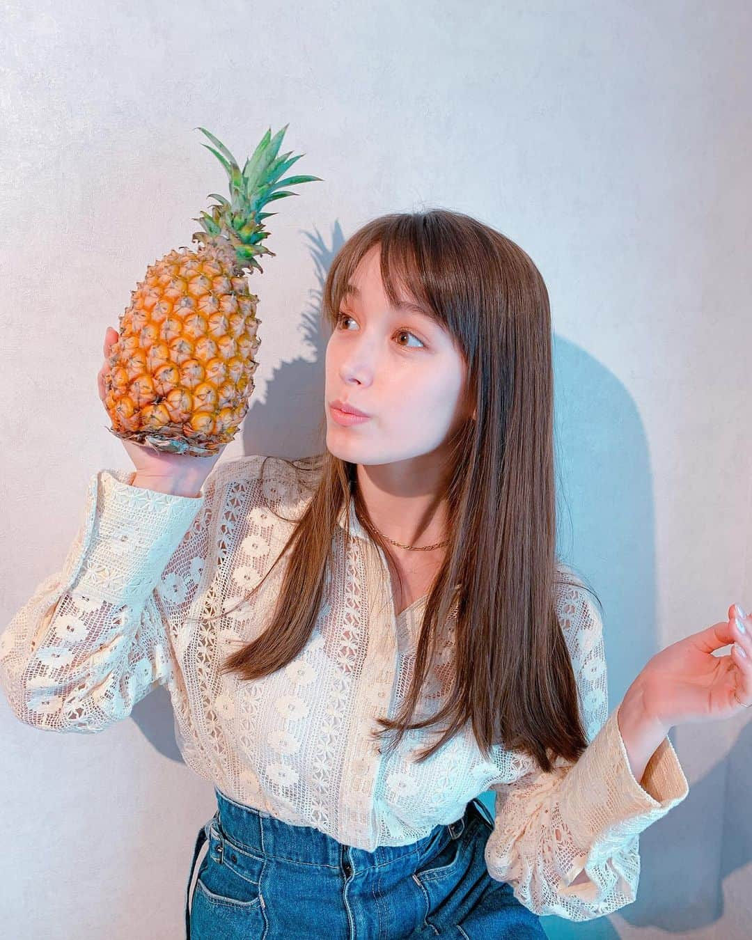 トラウデン直美さんのインスタグラム写真 - (トラウデン直美Instagram)「台湾パイナップルを買ってみた🍍 中国の輸入停止を受けて、行き場を失った台湾のパイナップルがたくさん日本に入ってきているようで。  芯まで甘くて美味しいんだって🥺 まずはそのまま食べて、ヨーグルトとかケーキとかに入れてもいいなぁ。フルーツサンド作ってみるのもあり🤤  #台湾パイナップル #がんばれ台湾」7月7日 18時54分 - naomi_trauden_