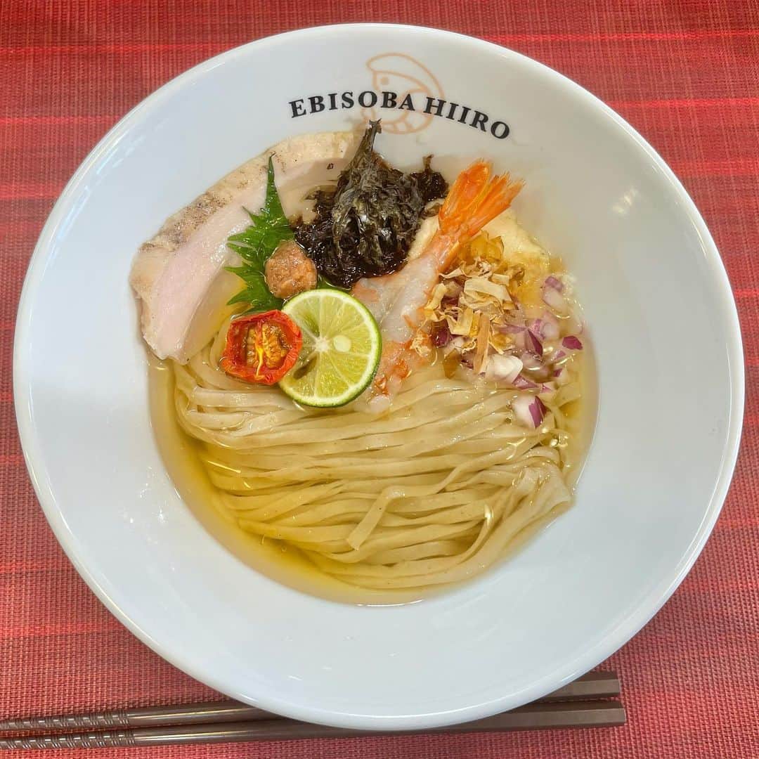 須田亜香里さんのインスタグラム写真 - (須田亜香里Instagram)「せっかくロケで大好きなラーメンをいただいたので、一店舗ずつレポ書きます🧚‍♂️  【#えびそば緋彩 】 とにかく上品な味わい🦐✨ 何より驚いたのは、メニューによって麺を変えていること。 3品頂いたのですが、とにかくこんなに麺が美味しいラーメンは初めて食べました🥰🍜 色々、味も食感も初体験すぎて語彙力足りなさすぎて放送観て自己嫌悪に陥っているほど美味しかったです。  写真一枚目は暖かい海老そば。 普段から熱々のスープを思い切り味わいたくてストレート細麺派の私にはかなり好みでした💕 スープは本当にまろやかでザラ付きとかが全くないのに、確かにそこにエビがいるという美しい存在感でした🦐  2枚目は卵かけご飯の麺バージョン。EMT。 ニュルモッチ麺と話には聞いていたけど、凄かった！ 初めは混ぜずに麺をいただいたけど、麺だけでこんなに美味しいって何？って困惑したのと、弾力ありすぎて最後まで啜れなかった(笑) 左にある自家製エビマヨが悪魔的な美味しさ。 混ぜ進めるごとに風味が変わったよ！  3枚目はスイッチのために特別に用意していただいた新作！ 透き通った鰹出汁のスープにとにかく感動。 温かくないタイプのスープでここまで香りが立つものってすごいなぁ。と感激しました。表面にほんのり浮かべてあるオイルにも秘密がありそう☺️  ------------ #東海テレビスイッチ（ @thk_switch ） 夏に食べたい麺SP  無料配信アプリlocipoにて配信中！ #ラーメン #愛知ラーメン #ske48ラーメン部 #ふぅふぅ女子」7月8日 0時36分 - akarisuda