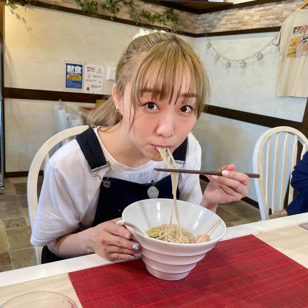 須田亜香里さんのインスタグラム写真 - (須田亜香里Instagram)「せっかくロケで大好きなラーメンをいただいたので、一店舗ずつレポ書きます🧚‍♂️  【#えびそば緋彩 】 とにかく上品な味わい🦐✨ 何より驚いたのは、メニューによって麺を変えていること。 3品頂いたのですが、とにかくこんなに麺が美味しいラーメンは初めて食べました🥰🍜 色々、味も食感も初体験すぎて語彙力足りなさすぎて放送観て自己嫌悪に陥っているほど美味しかったです。  写真一枚目は暖かい海老そば。 普段から熱々のスープを思い切り味わいたくてストレート細麺派の私にはかなり好みでした💕 スープは本当にまろやかでザラ付きとかが全くないのに、確かにそこにエビがいるという美しい存在感でした🦐  2枚目は卵かけご飯の麺バージョン。EMT。 ニュルモッチ麺と話には聞いていたけど、凄かった！ 初めは混ぜずに麺をいただいたけど、麺だけでこんなに美味しいって何？って困惑したのと、弾力ありすぎて最後まで啜れなかった(笑) 左にある自家製エビマヨが悪魔的な美味しさ。 混ぜ進めるごとに風味が変わったよ！  3枚目はスイッチのために特別に用意していただいた新作！ 透き通った鰹出汁のスープにとにかく感動。 温かくないタイプのスープでここまで香りが立つものってすごいなぁ。と感激しました。表面にほんのり浮かべてあるオイルにも秘密がありそう☺️  ------------ #東海テレビスイッチ（ @thk_switch ） 夏に食べたい麺SP  無料配信アプリlocipoにて配信中！ #ラーメン #愛知ラーメン #ske48ラーメン部 #ふぅふぅ女子」7月8日 0時36分 - akarisuda