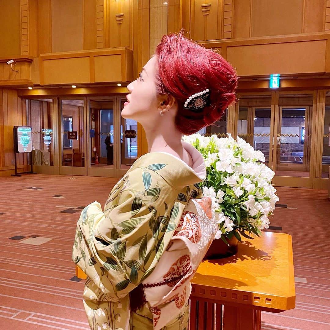 のインスタグラム：「. お宮参りスタイルは 娘が産まれた５月に咲く 鈴蘭のお着物にしました。  草履は雨が心配だったので厚底のもので、スワロがたくさんのキラキラにしました🩴✨❤️  着物👘大好き💕  #着物　#着付け　#お宮参り　#着付けヘアセット #ヘアセット　#夜会　#夜会巻き #和装　#和装ヘアアレンジ #和装ヘアアレンジ #ヘアカラー　#ヘアスタイル　#ヘアセット　#伝統文化　#着物ヘア #着物コーディネート #着物女子 #日本舞踊　#日本舞踊家　#kimono #japanese #dancer #japanesedance #hairstyle #haircolor #hairset #kimonogirl #kimonohair #mama #女の子ママ　#0歳児ママ #産後ママ」