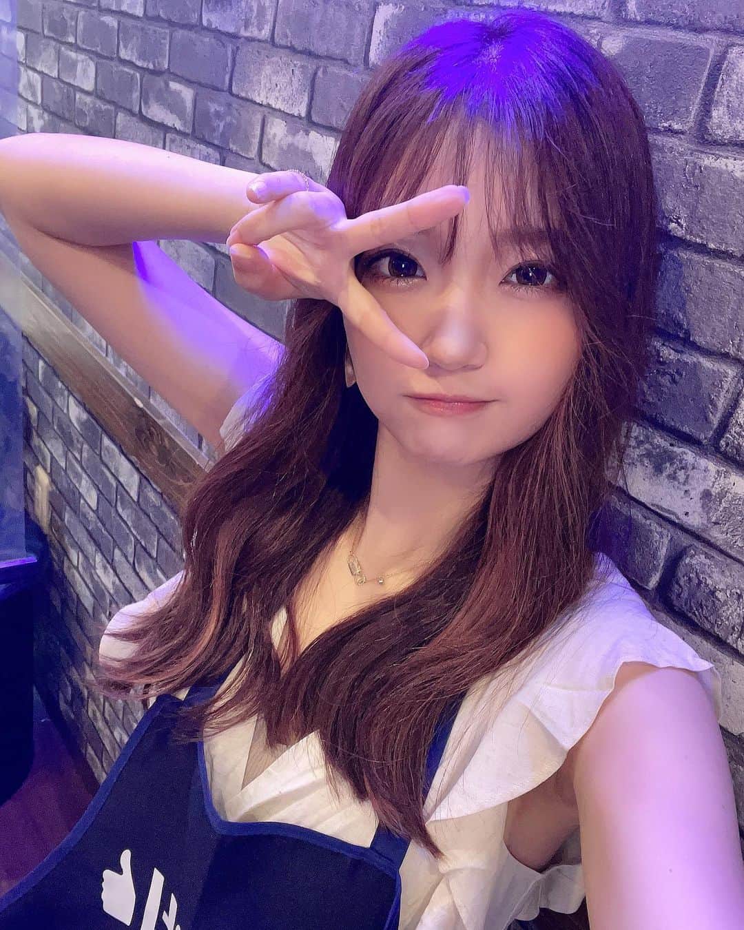 いっちゃん/嶋津 いつみのインスタグラム：「. . 長らく投稿おサボりしてて みんなゴメンね🥺🙏🏻💦 . . . 11連勤が終わって、 溜まってたお家での仕事もちょっと落ち着いて やっと日常に戻ってまいりましたー🤗❤️ . . . . 今日は @maaarina0806  が 11連勤お疲れ様会しよ🐹💗って 言ってくれたから 久しぶりに外食ランチしてきたよ🍴 . . そういうこと言ってくれる友だちがいるって 幸せよねー😢💕💕💕 . . . . お疲れ様！←のメッセージくれた フォロワー様達、ありがとうね😭🙏🏻❤️ . . めちゃくちゃいっぱいメッセージもらって ビックリした‼️ww . . . 頑張ってよかったー🐯💚 . ちゃんとぜーんぶ読んでるよ💟💜💟💜 . . . . .  #いっちゃん  #フリーモデル  #いっちゃんコーデ #ブライダルモデル #アレンジモデル #ヘアカラー  #ヘアアレンジ #くしゃ顔  #フリーモデル #ドレスモデル #ダイエット  #치맥  #좋아요환영 #소통환영 #팔로우환영  #팔로미 #인친환영 #친구해요 #셀카 #셀피」