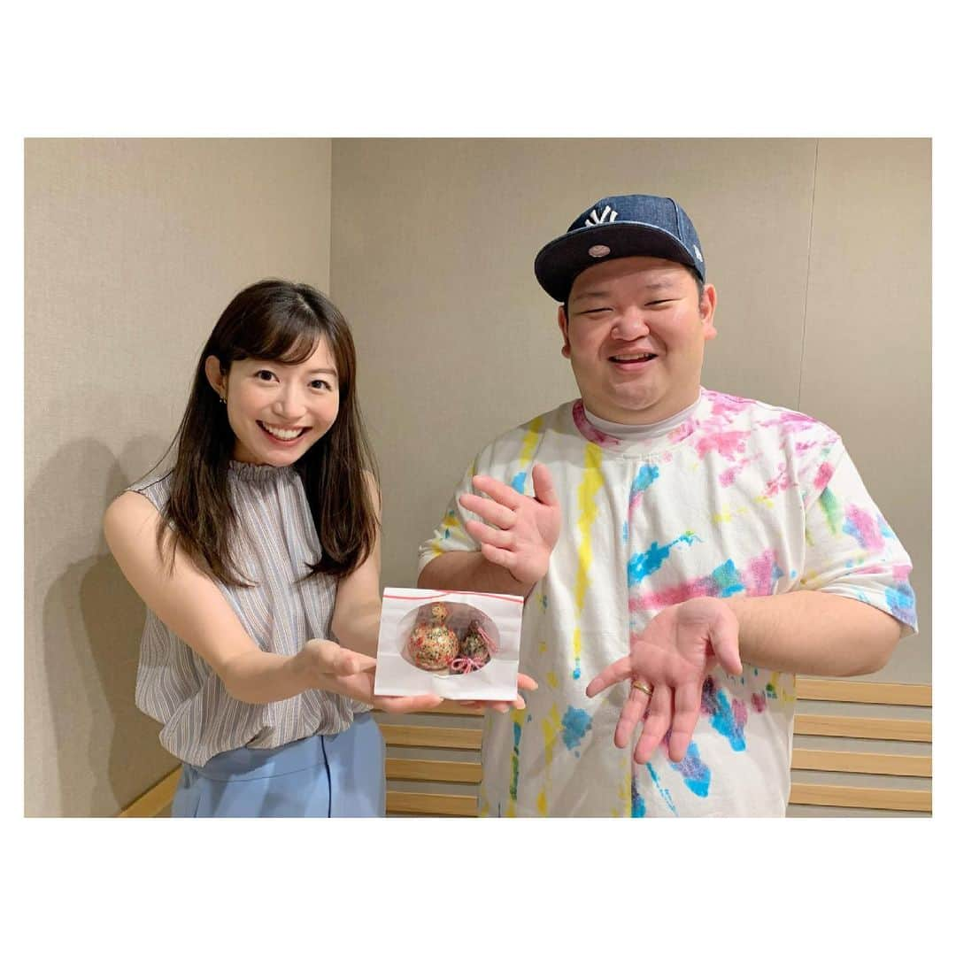 平山雅のインスタグラム：「あらぽんさんから可愛いひょうたんをいただきました〜🥰個性的なナレーション大好きです！いつもありがとうございます💛  #あらぽん #ANZEN漫才  #アス友 #ナレーション #ひょうたん  #最近新たな師匠に出会ったそう  #あすにかけて大雨予報です #気象情報に注意してお過ごしください  あすは #ZIP! 担当 #しっかり情報お伝えします #平山雅」