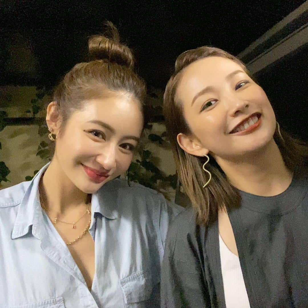 のインスタグラム：「ちょっと前だけど東京での仕事終わりにレイが迎えに来てくれてお茶したよ🌈  束の間の時間だったから それからまた電話で長話といういつものパターン😂❤️‍🩹  #今日は七夕ですね🎋 #織姫と彦星さんお幸せに  そしてこの時のYouTubeアップしたよ 夏のオレンジメイクです🧡 テンションガタ落ちしてますが ほくそ笑んで下さったら嬉しいです  れいかともコラボYouTubeも出来たらいいなぁ☺️🧡 #3枚目載せ悩んだけどバリエーション優先した」