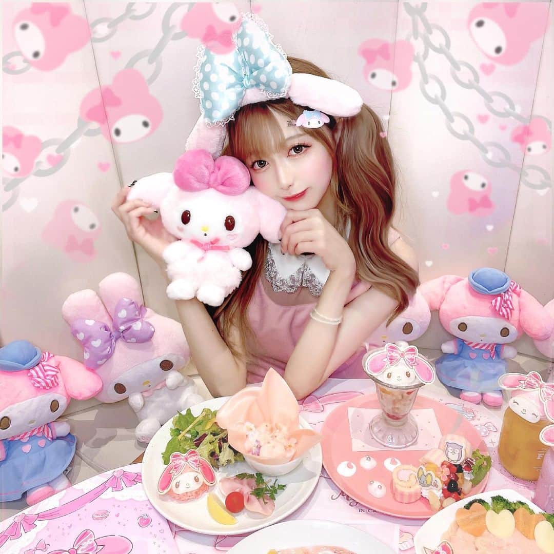 あやちゃんさんのインスタグラム写真 - (あやちゃんInstagram)「マイメロカフェ行ってきたのー💕💗🍨🎀 𓂃 𓈒𓏸 たまにはぶりぶり投稿もいいかしら⋆͛♡⋆͛ サンリオ好きにはたまらないカフェだったぁああ🥺☁️🍑 カチューシャの貸出し、セルカ棒、ぬいぐるみ沢山あったから全然手ぶらで大丈夫だったよん🙏💕ありがたき🤍  サンリオ公式では買えないHALEIWAオリジナルのマイメロちゃんグッズが買えたよー💗  ９月３０日までの期間限定でやってるから要チェックだね💞 ︎︎︎︎☑︎ @haleiwa_cafe_   ストーリーにも載せるねんっ ̫ ‹♡  #マイメロカフェ#サンリオカフェ #マイメロディー #マイメロディカフェ #まいめろ #マイメロちゃん #マイメロカチューシャ #マイメロコーデ #サンリオピューロランド #サンリオ好き #サンリオコラボ #サンリオ好きな人と繋がりたい #サンリオコーデ #ピューロランドコーデ #ピンクコーデ #ゆめかわいい #量産型コーデ #量産型女子 #量産型ヲタク #量産型加工 #地雷女 #地雷コーデ #地雷系女子  #マイメロ好きと繋がりたい  #表参道HALEIWA #カフェ巡り #原宿カフェ #表参道カフェ #明治神宮前カフェ #東京カフェ」7月7日 19時57分 - aya.you.love.r