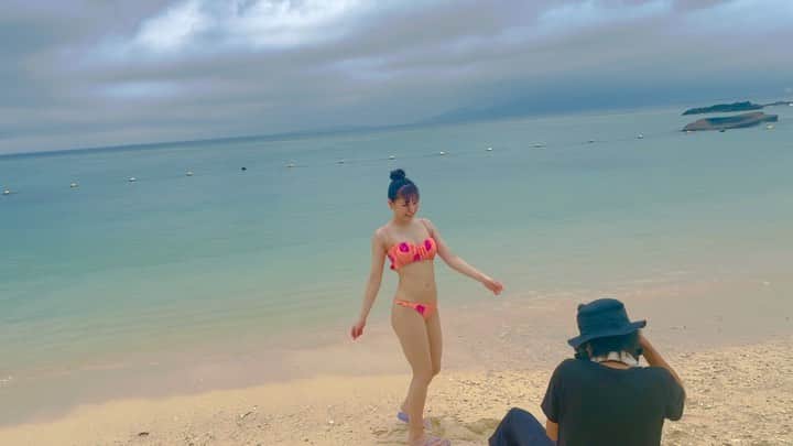 のインスタグラム：「沖縄の海で跳ねるshiri🤤❤️  #グラビアDVD #heyshiri #7月30日発売 #オフショット #この時今よりちょっと太ってる #逆に良いのかな #ムチムチ感も楽しんで欲しい #細くて綺麗 #ちょっとムチムチ #みなさんはどっち派ですか  YouTube【オルチャンみきちゃん】にもメイキング動画上がってるのでぜひ見てください😊💓」