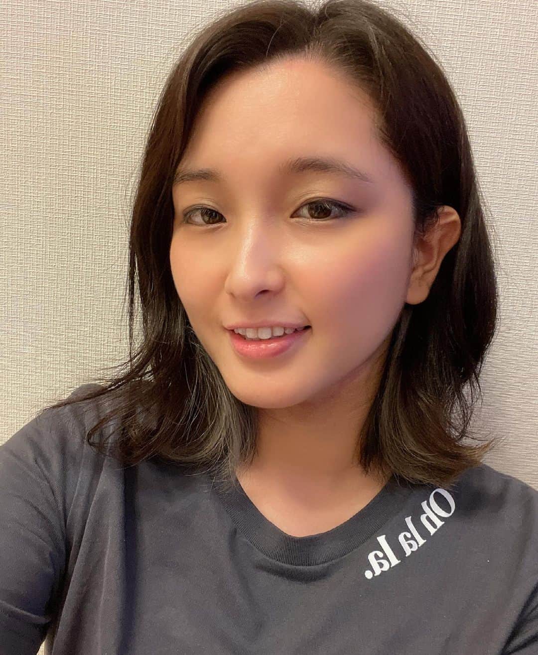 ぱにゃえのインスタグラム：「フラパ前にさすがに髪整えた👍  #ハイライト #グレーにしました」
