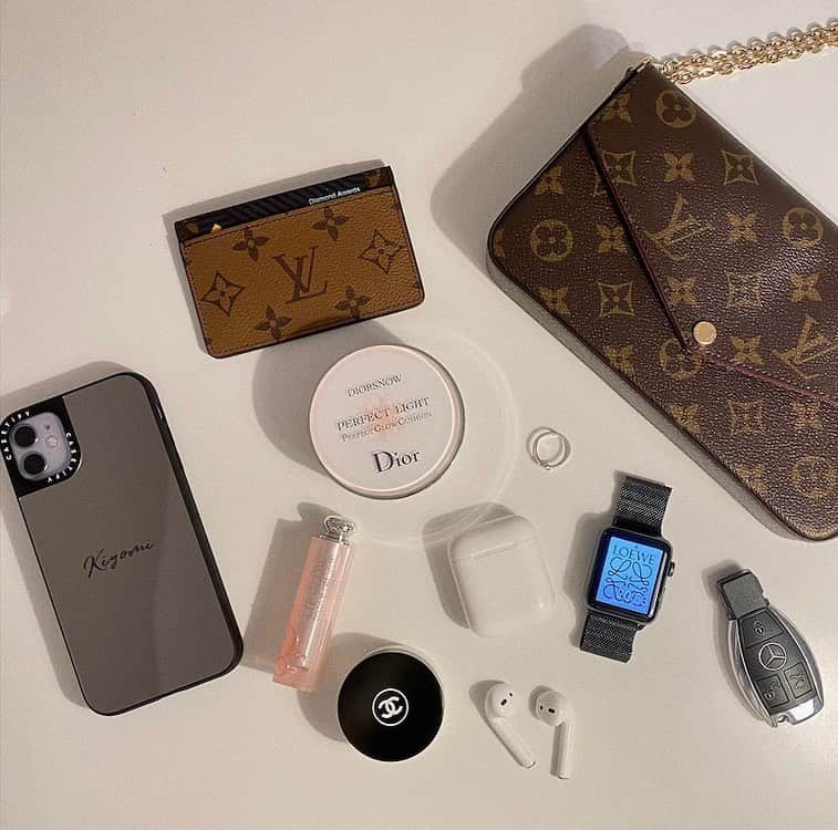 KIYOMI GRACEのインスタグラム：「What’s in my bag 🤎」