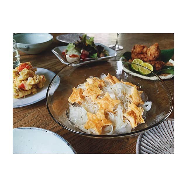 宇藤えみのインスタグラム：「晩ごはん🎋⭐️ 夕方バタバタと帰ってきたら庭から蝉の合唱。 は、早い！ @studioprepa のおニュ〜の器をおろしました。  卵を焼いて⭐️型に。 それだけで気分は七夕♪  #暮らし#七夕#季節料理」