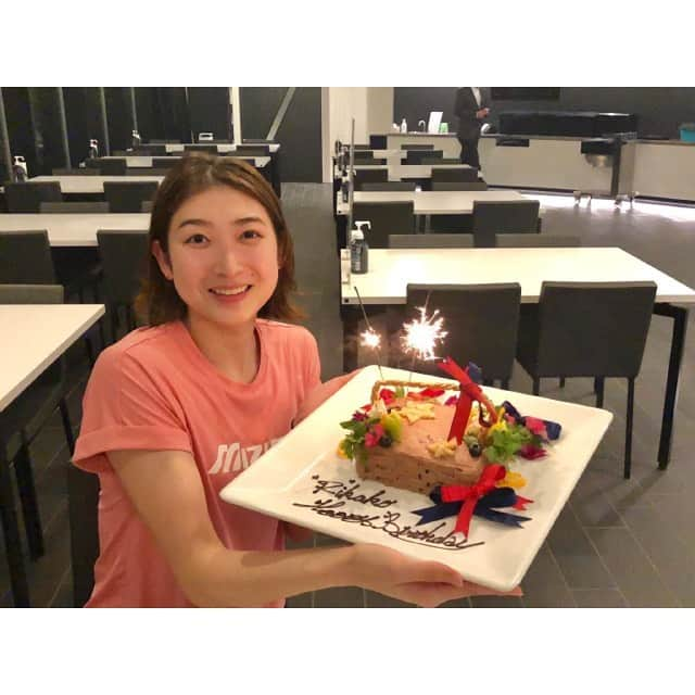 池江璃花子さんのインスタグラム写真 - (池江璃花子Instagram)「* 7月4日　MY BIRTHDAY🎂21th🎂 もう21歳なのかと思う時と、まだ21歳なのかと思う時もあり、笑 あっという間な1年でした！  今年は3.4日と試合でしたが、20歳最後の日に日本記録と21歳最初の日に日本記録を出すことができて、嬉しかったです😳 会うことはできないけどたくさんの方にメッセージをいただいて、お祝いして貰って、今年も幸せを感じながら誕生日を迎えることができました✨  本番まであと少し、最後の追い込みもしっかり頑張ります💪 * #birthday  #july4th」7月7日 20時09分 - ikee.rikako