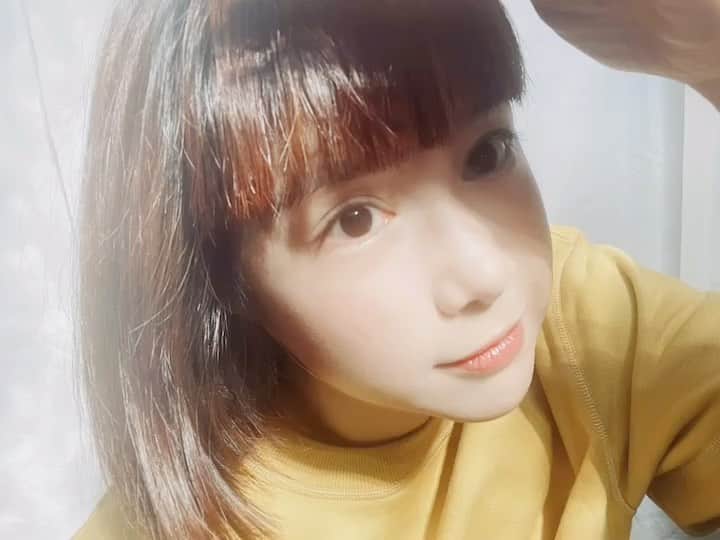 リー・ジャーインのインスタグラム：「陽光正好💕可愛一下👻  我今天買了新的攝影大腳架！ 有空來好好研究大腳架 希望可以越來越會拍東西 把腦中很多想法拍出來 創作自己喜歡的、想做的！  🧏🏻‍♀️✨‼️✨🧏🏻‍♀️ 自然輕透小技巧 我用的是自然色 只上了精華粉底 踢字部位壓粉餅  然後再畫了幾乎像沒畫一樣的眼線 我都用點的、點點點畫完、哈哈😆  淡淡透透的底妝💖也是美美的✨  超好用的瑪珂粉底7/7開始 ✨康是美半價✨  #日本神粉底 #瑪珂精華粉底 #MACCHIALABEL #精華粉底就是瑪珂 #瑪珂蕾貝 #瑪珂 #康是美半價不限顏色 #數量有限賣完為止」