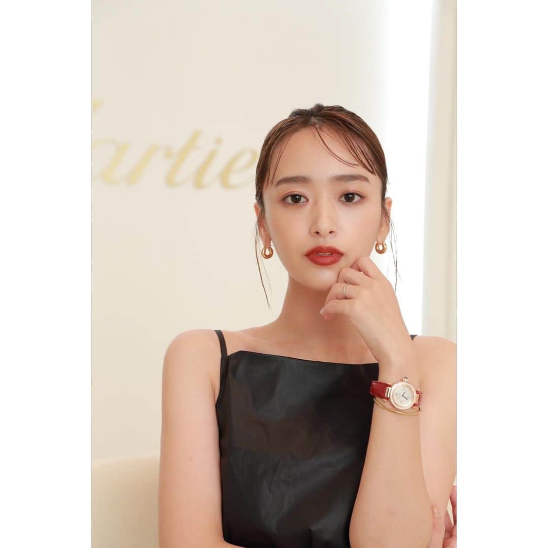 近藤千尋のインスタグラム：「カルティエの新作ウォッチの展示会に 招待して頂きました❤️ 素敵なウォッチと撮影⌚️📸💗  私も大好きなTANKの新作は ソーラームーブメントを搭載されてて デザインも素敵すぎました🥰👏  はぁ、素敵な空間だったなぁ…  #Cartier  #Cartiertokyo @cartier」