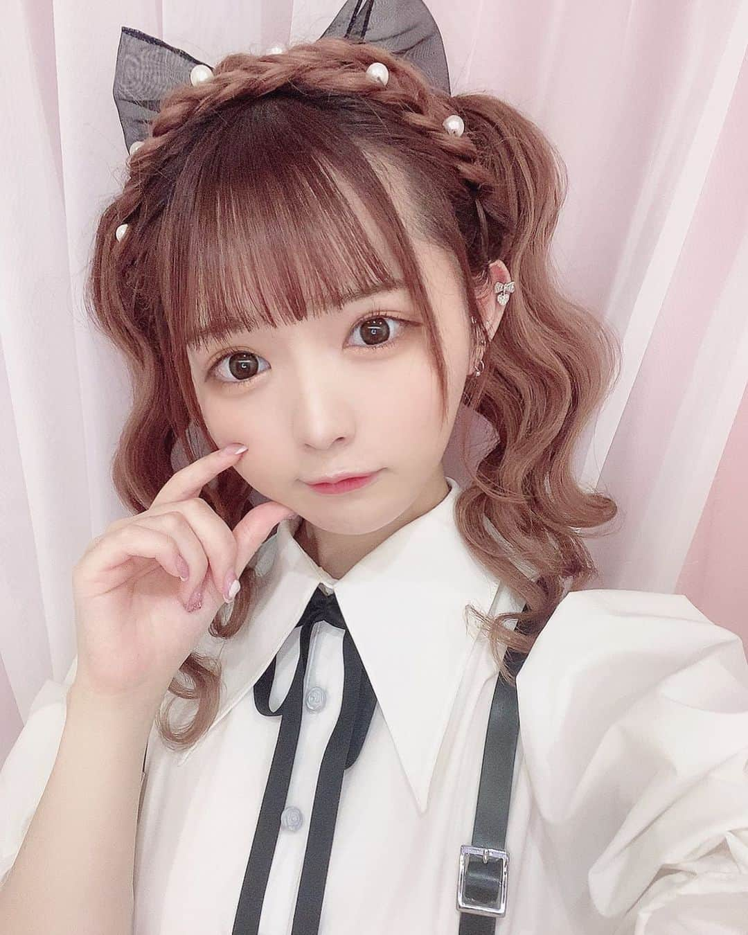 恋星はるかさんのインスタグラム写真 - (恋星はるかInstagram)「@otaku_hairdresser さんにヘアメしてもらった🥺❤︎  ヲタク美容師さんが新店舗を出すらしくて、今回そこで撮影したんだけどめっちゃ可愛かった🥲🤍『groove groove 』略して『ぐるぐる』らしい✌🏻 . #ツインテール #ツインテールアレンジ #ヘアメ #ガーリーコーデ #量産型女子 #量産型ヲタク #自撮り女子」7月7日 20時47分 - haru_nonfic