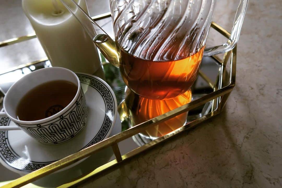 Mai Wakimizuのインスタグラム：「今夜は雨の音を聞きながら、寝る前のデルール飲んでゆっくりします♡ダイエットお休みしててもこれだけは絶対欠かさない。夜飲んで朝スッキリなルーティンです＼(^o^)／便通の悪い方におすすめのデトックスティー♡もう愛飲して何年目になるかな。良くご質問いただくのですが、ダイエットご指導を頂いてる千春先生 @chiharudoiのプロフィールから購入出来ます♡ #デルール」