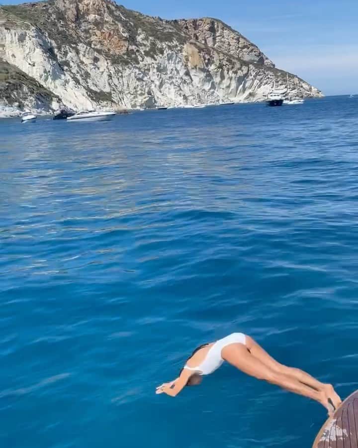 emilyのインスタグラム：「Endless summer 🐬」