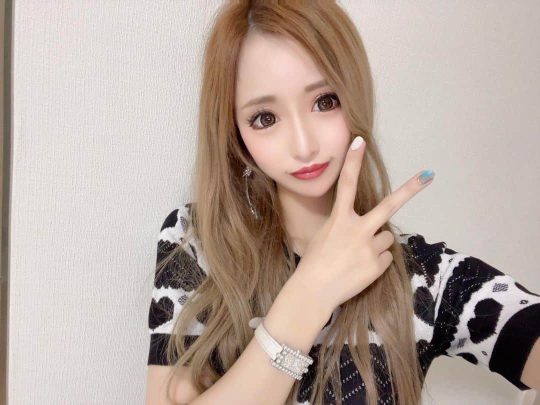 のインスタグラム：「髪ボサ子  前髪ありとなしじゃ全然変わるな( *ºΔº )   #黒宮ちはや #小悪魔ageha #モデル #キャバクラ #キャバ嬢 #ホステス #ラウンジ #水商売 #お酒 #歌舞伎町 #新宿 #六本木 #銀座 #北新地 #ミナミ #渋谷 #すすきの #シャンパン」