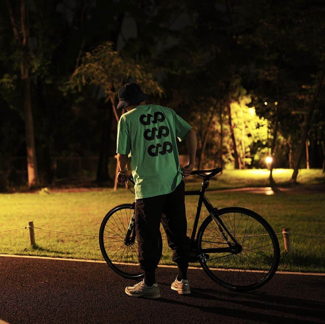 のインスタグラム：「今日は七夕ですね🎋 Tシャツ作りました。 友人のカメラマン @ryohisasue に撮影していただきました。  カラー　アイスグリーン　写真XL着用 S〜XLまで。  ※売ってません。少量ですが欲しい人に配ってます。無くなってしまったらすみません。  #成松大介  #daisukenarimatsu #Tシャツ #ボクシング #boxing」