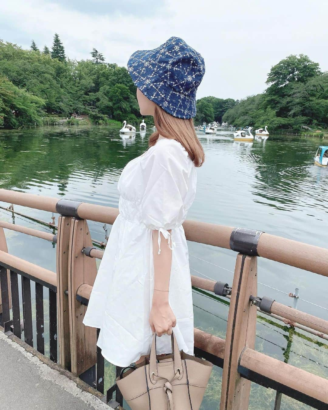 計良日向子（ひなひ）さんのインスタグラム写真 - (計良日向子（ひなひ）Instagram)「. . 井の頭公園で人生初のボート🚤💗 . . . 実際見るよりも力使うし かなり体力使った気がする🤣🤣 涼しい気温だったはずなのに かなりの暑く感じた！笑 ゆーてほとんどささらが漕いで くれてた🙏ありがとう🙏笑 . . . 👗ワンピース　@shein_japan . . 👜バッグ　@grl_official . このバッグたくさん入るし 使いやすいし、ここ最近の グレイル購入品の中で一番かも🥺💗 . 👒バケハ　@spicaglow . 1000円オフクーポンコード → psh1200 . 💍ブレスレット　@maison.baroque_acc . . . . #井の頭公園 #ボート #私服 #コーディネート #shein #SHEINgals #grl #grl購入品 #グレイル #グレイル購入品 #spicaglow #spicaglowstyle #プチプラコーデ #夏コーデ」7月7日 22時30分 - kerahinako1105