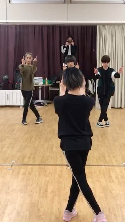志村禎雄のインスタグラム：「ピンクの靴が僕です😆」