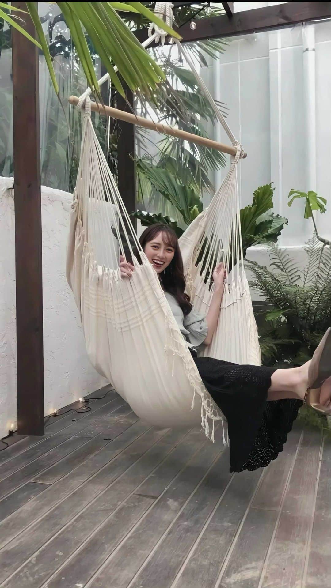 のインスタグラム：「いつかの🎥 この前ストーリーにあげた動画と写真をまとめてみました☀️ 微妙に音声入ってるけどうふふしか言ってない😂☀️ 何回も言っちゃうけど内装がおしゃれだしカレー美味しいしわんちゃんもokなので本当におすすめです😙🐶✨ 場所も表参道で落ち着いてるところにあるので通いたいな🥰♪ . そういえば今日七夕らしいですね🎋🌟 短冊にお願い事書くの忘れてた😱 . . #andtcafe #表参道カフェ #ハンモックカフェ #テラスカフェ」