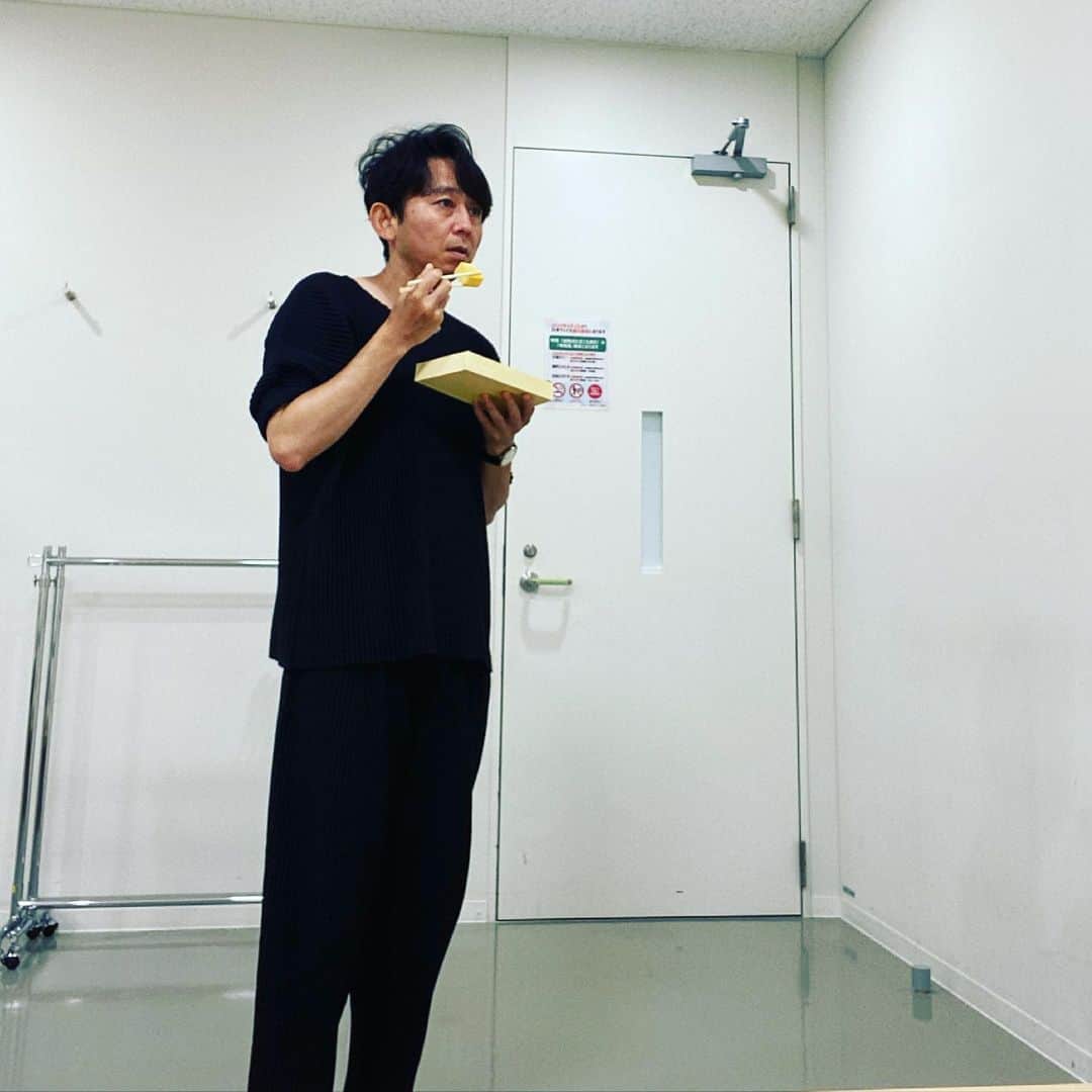 有吉弘行さんのインスタグラム写真 - (有吉弘行Instagram)「その方がオシャレなんで 立って弁当食べてます。」7月8日 9時35分 - ariyoshihiroiki