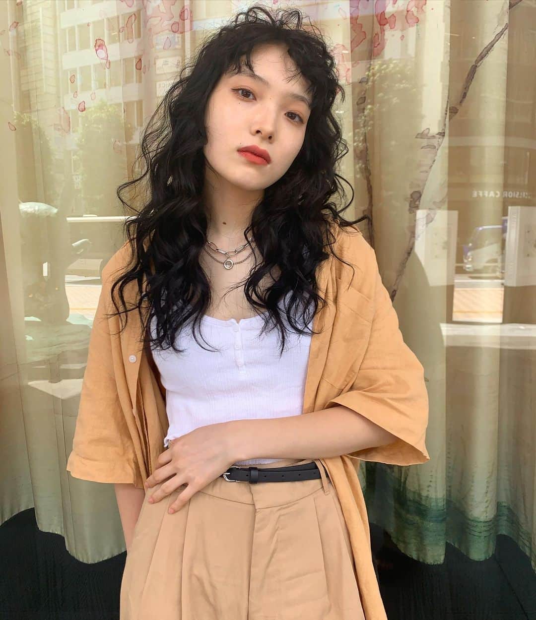 のインスタグラム：「今予約するとクーポンがお得になってます✨✨ MORIYOSHIのご予約はお早めに🙏  こちらは大人気のパーマ風スタイル✨  この夏はしっかりめのパーマもオススメです☝️  こちらのオススメのメニューはカットパーマトリートメントになります☝️  ブリーチの回数、予約するときのメニュー、料金、色落ちなどわからないことはご気軽にDMにてご相談下さい☝️」