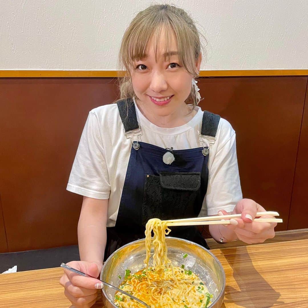 須田亜香里さんのインスタグラム写真 - (須田亜香里Instagram)「2枚目の写真見ると分かるよね(笑) またまた須田さんは元気にスープ飲み過ぎです。  【#栄香苑】 冷たい豆乳坦々麺です。 店構えは完全に韓国料理。 器も冷麺のキンキンに冷えたもの(笑) だから坦々麺ってそもそも戸惑いはあったのですが、本当に美味しい！ 豆乳の豆特有の香りが苦手な方にも是非食べて見て欲しいくらい、柔らかいミルク感が自家製ラー油とよく合うんです。 泡立てた真っ白なスープが本当に美味しくって、コクコク飲んでしまった(笑) ニラたっぷりで最高です。 そこに卵感のある麺がまた美味しいの！  本当に常連のお客様の声に寄り添って愛されて営まれていることが伝わってくる栄香苑さんでした☺️  ------------ #東海テレビスイッチ（ @thk_switch ） 夏に食べたい麺SP  無料配信アプリlocipoにて配信中！ #ラーメン #愛知ラーメン #坦々麺 #豆乳坦々麺 #冷製豆乳坦々麺  #ske48ラーメン部 #ふぅふぅ女子」7月8日 1時23分 - akarisuda