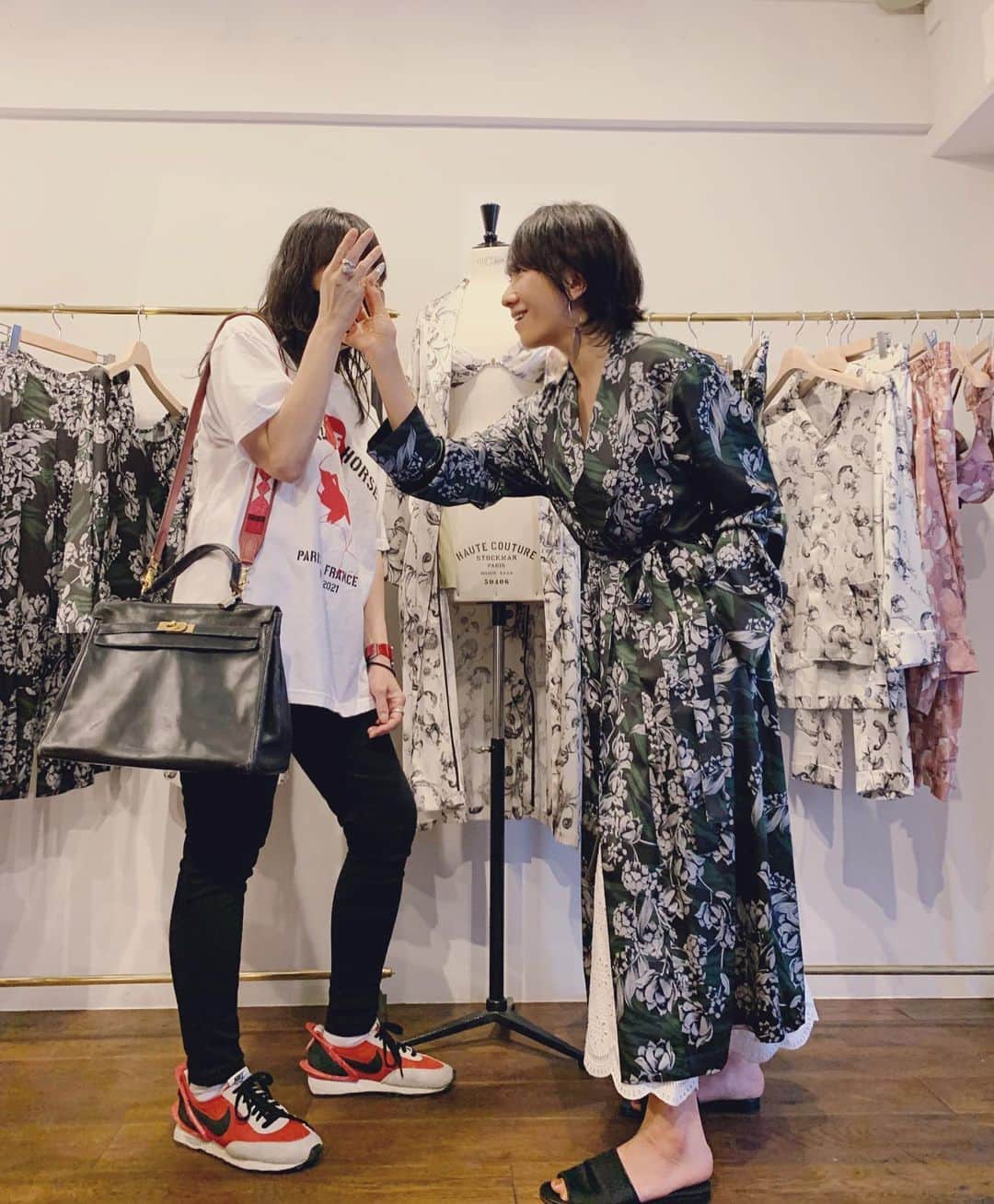 風間ゆみえのインスタグラム：「パリのおしゃれ番長💄 @hiromiotsuka 博美さんのイチオシはこのGreen floralのガウン。  でも、博美さん、意外にもWhite floral 🤍似合ってましたよね‼︎ 博美さん着てくれたの撮り忘れて…😂 いつも楽しくてつい忘れてしまうのね。ティシャツにブラックスキニーのスタイルにガウン羽織るとさらにカッコ良かった‼︎   冬はニットの上に羽織って着ると素敵です。そして、シルクは暖かい✨  @salon_y.official」